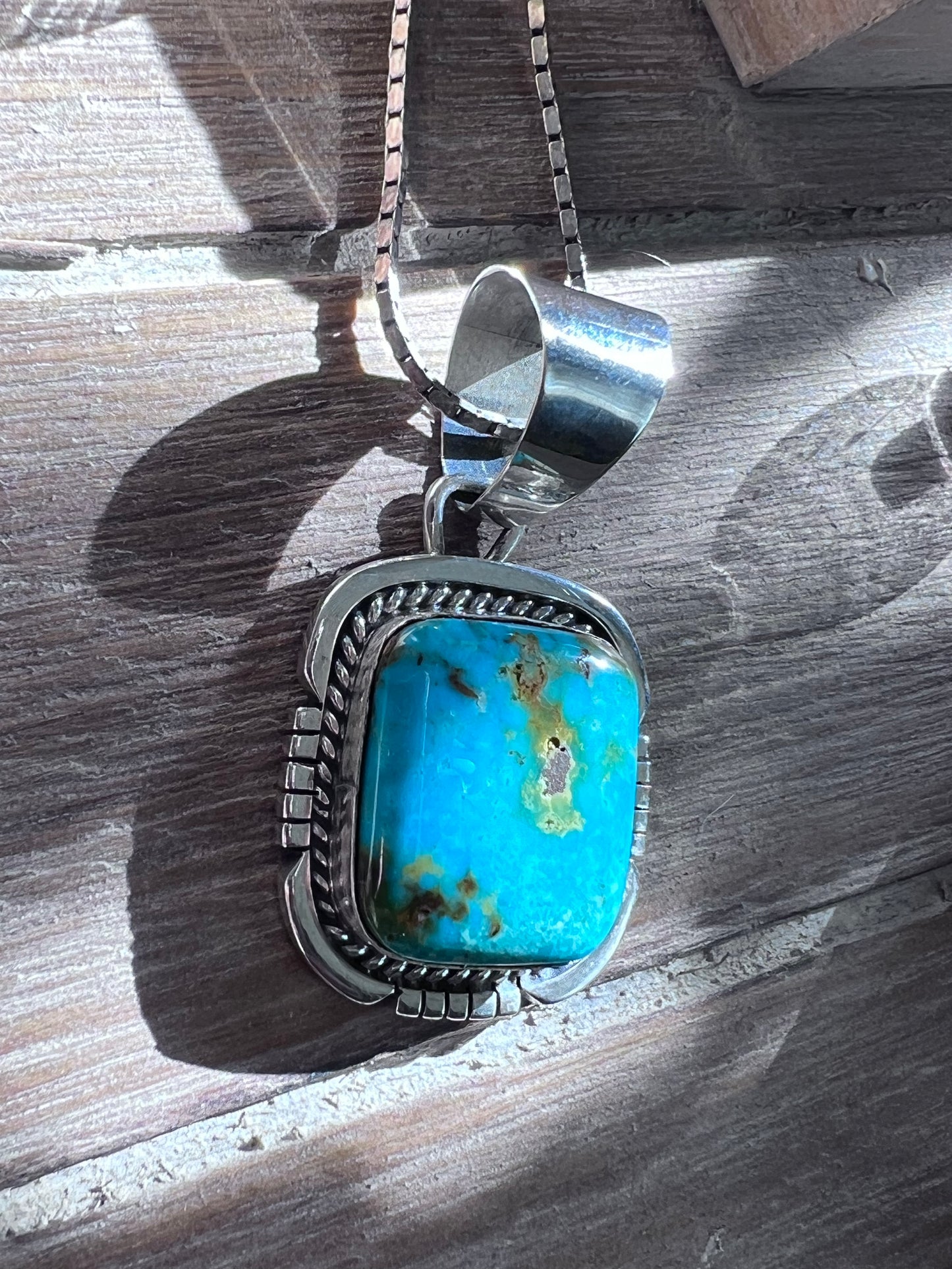 Becenti pendant